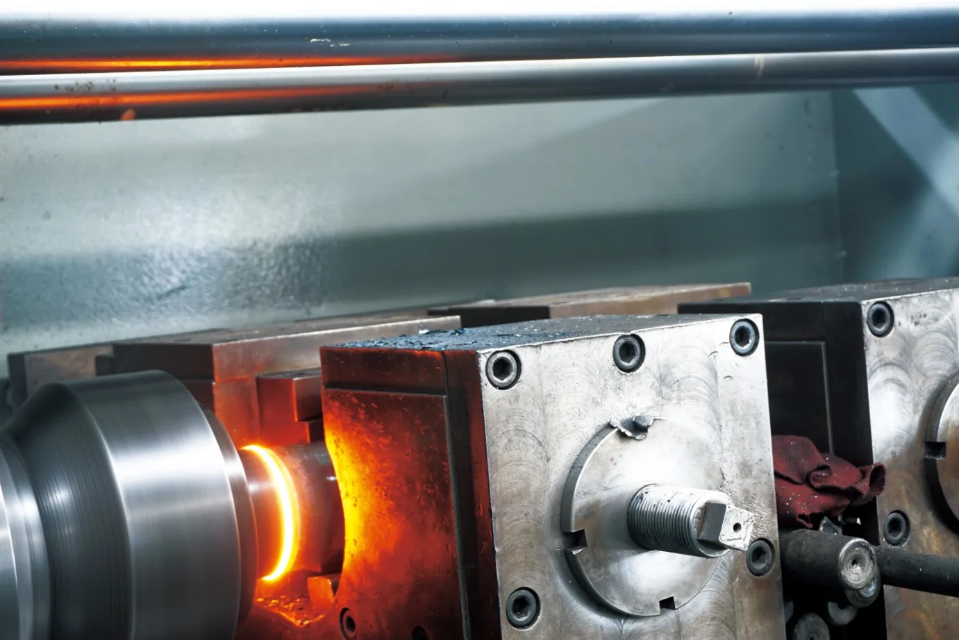 Vérins hydrauliques HCIC : types à 4 noyaux et solutions personnalisées